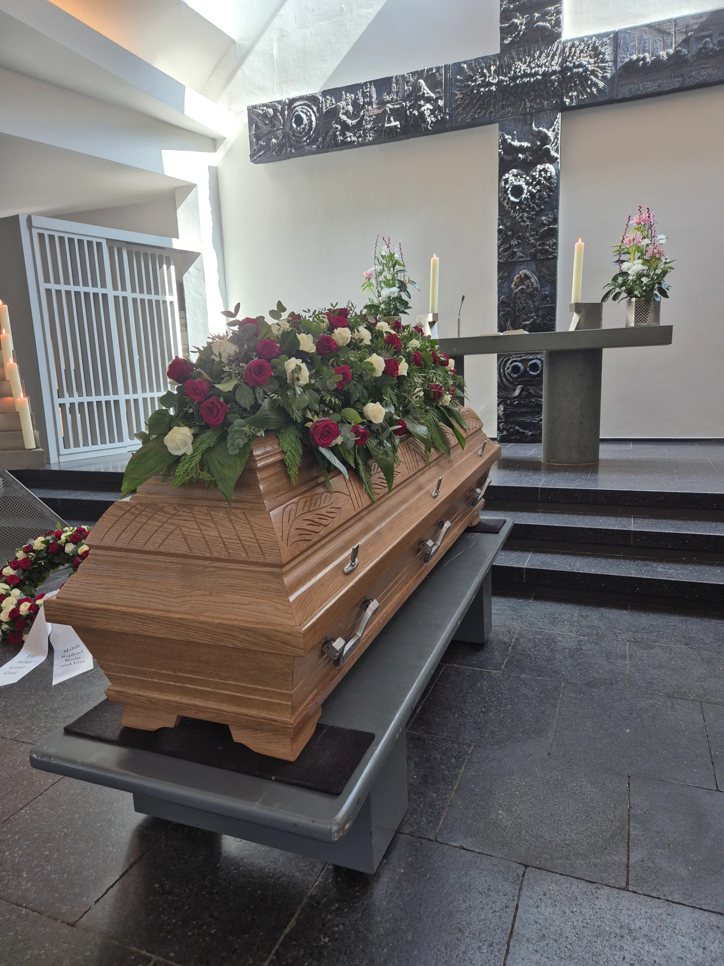 Trauerfeier mit Sarg in der Auferstehungskapelle