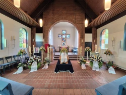 Thumbnail Trauerfeier mit Sarg in der Christuskirche - helle Deko