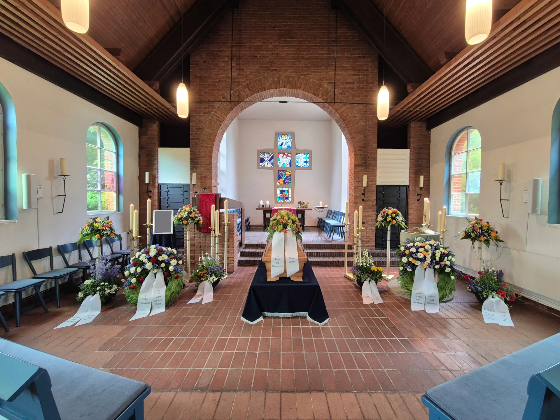 Trauerfeier mit Sarg in der Christuskirche - helle Deko