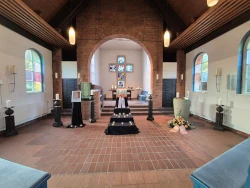 Thumbnail Schlichte Trauerfeier mit Urne und dunkler Deko in der Christuskirche