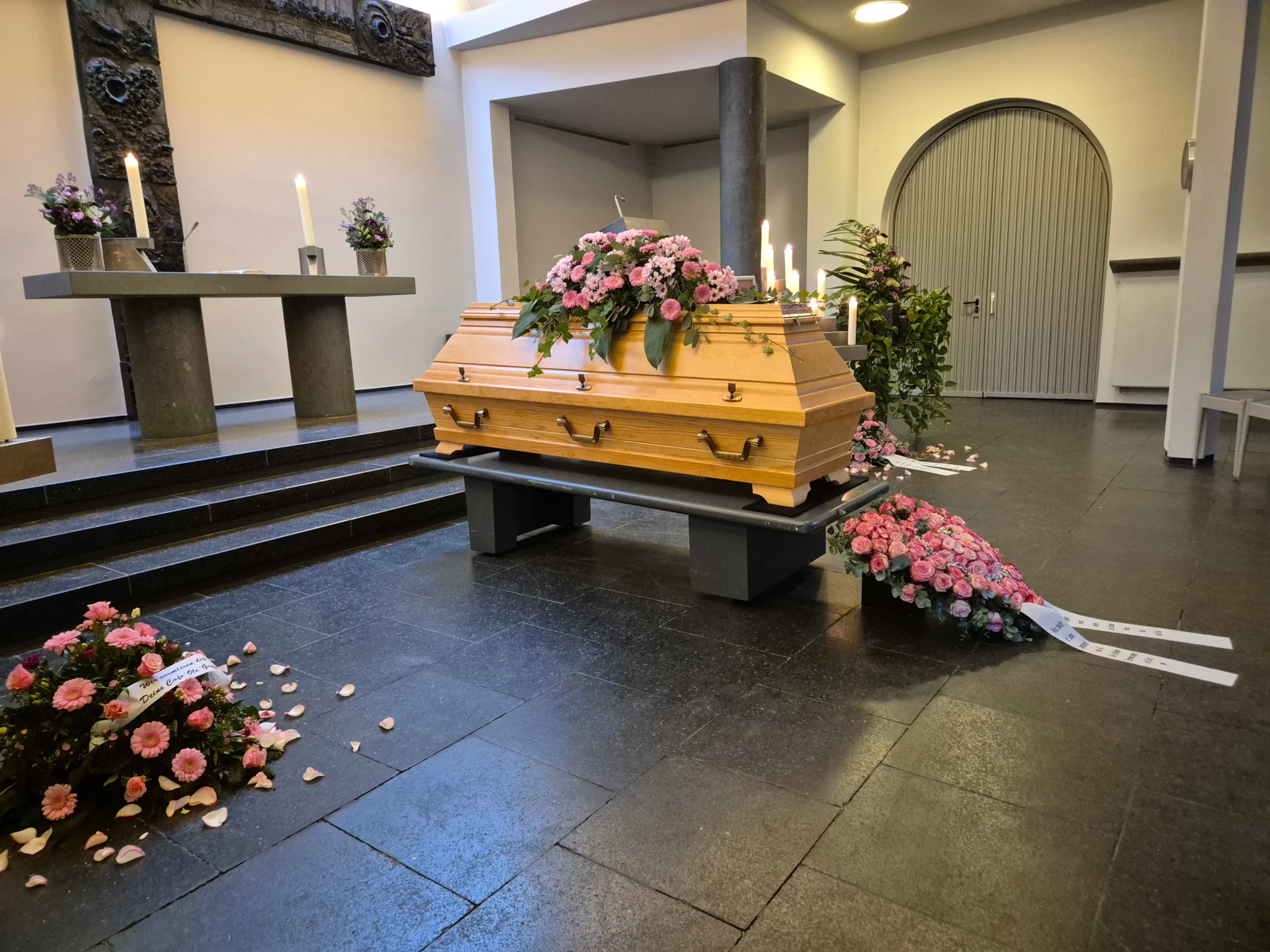 Trauerfeier mit Sarg in der Auferstehungskapelle