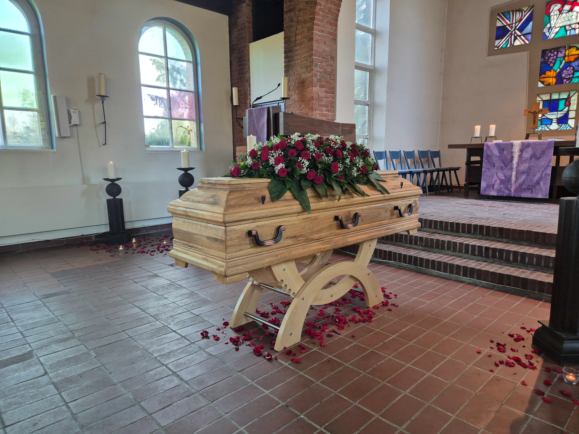 Trauerfeier mit Sarg in der Christuskirche